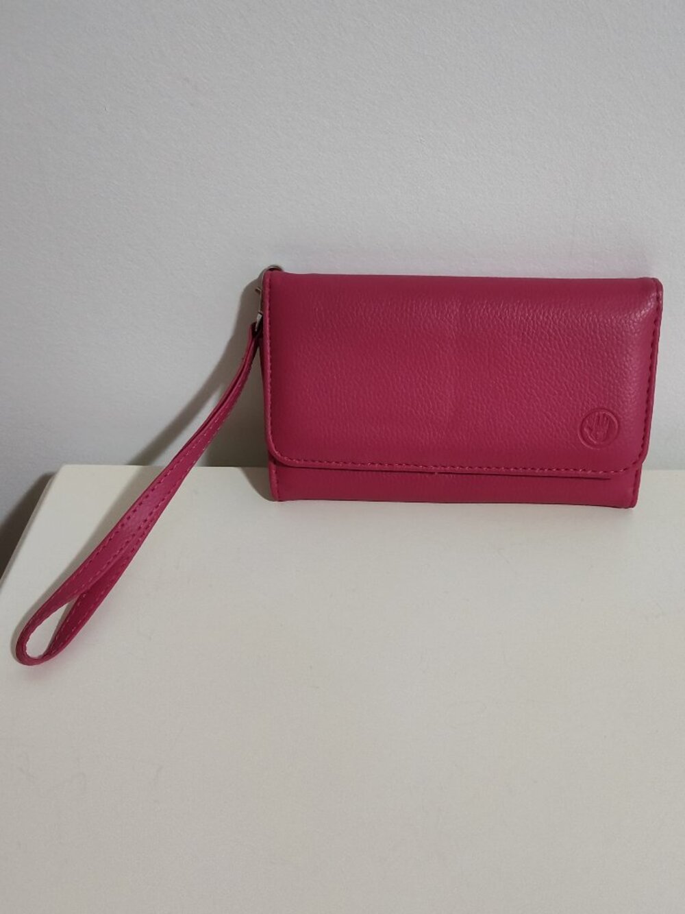 Body Glove pink faux leather wristlet/wallet, excellent used condition